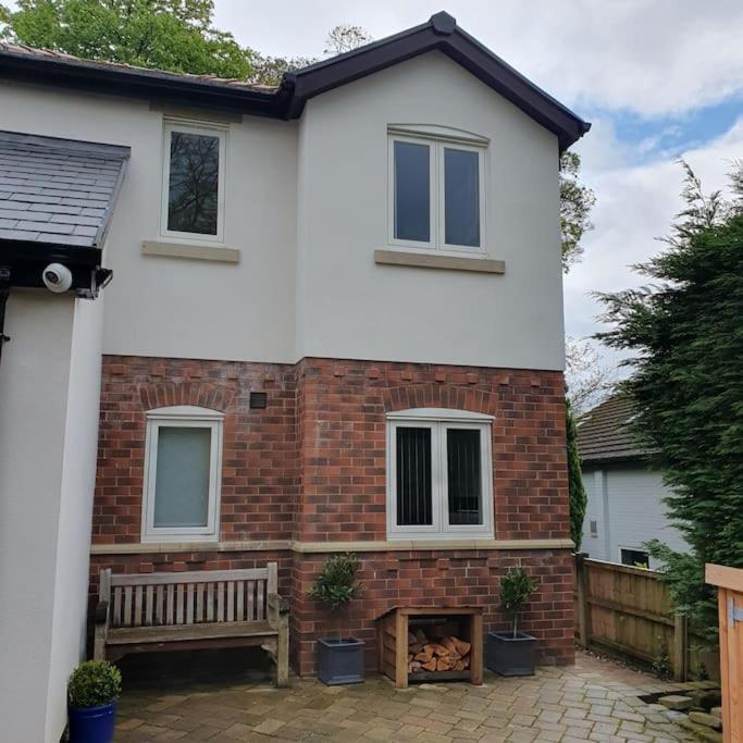 Churstonbnb, Private Flat Within Family Home, Bolton Lostock 外观 照片